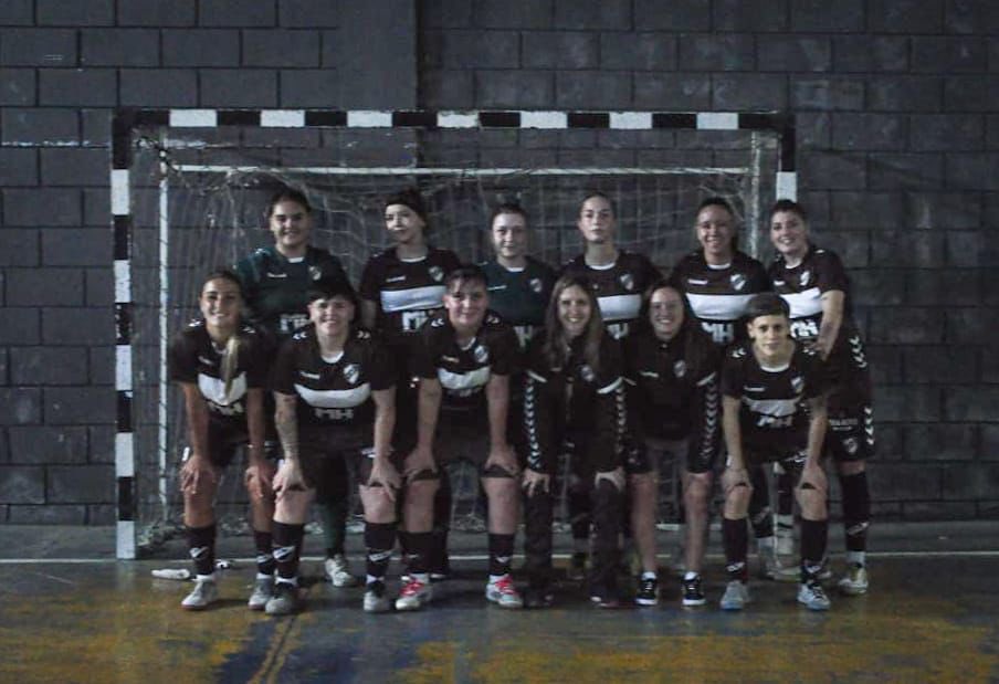 caplatense's tweet photo. [Futsal] #Femenino #AFA #CopadePlata 

✅ ¡Volvieron a ganar!

En su visita en Dock Sud, las Calamares 🦑 dieron vuelta el partido y se impusieron por 2-1. 

⚽️ Virginia Luna y Nicole Braggio, autoras de los tantos. 

👊🏼 ¡A seguir por este camino!

#SiemprePlatense🤎 https://t.co/sPviqYoST2