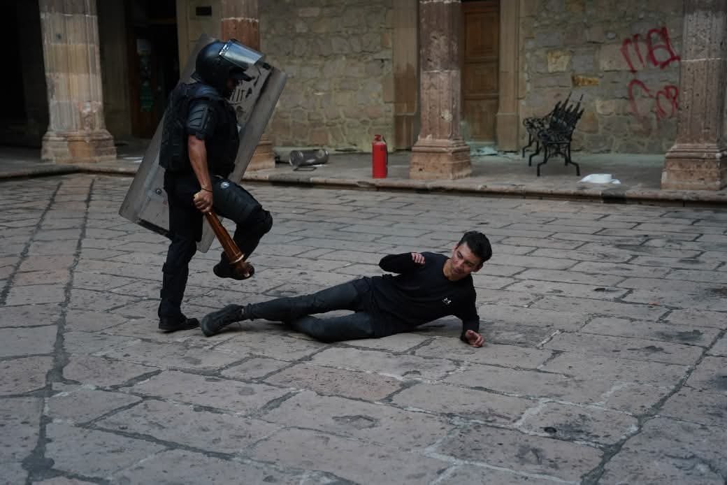 azucenau's tweet photo. 🚨Reportan detención de manifestantes al interior del Palacio de Gobierno en Morelia, Michoacán, en medio de la protesta por el asesinato de Carlos Manzo, alcalde de Uruapan. 

📸Asaid Castro @prensa_sala https://t.co/251GlD3ofQ