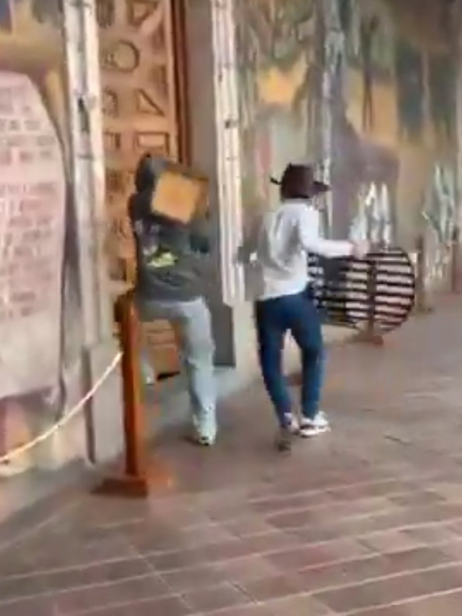 diario24horas's tweet image. 🔴 Manifestantes que protestaban en #Morelia por el crimen del alcalde del sombrero #irrumpieron en el #palacio de #Gobierno; buscaban linchar al gobernador Alfredo Ramírez Bedolla: “El Gobierno lo mató” y “Asesino”, en alusión al mandatario, fueron las consignas.