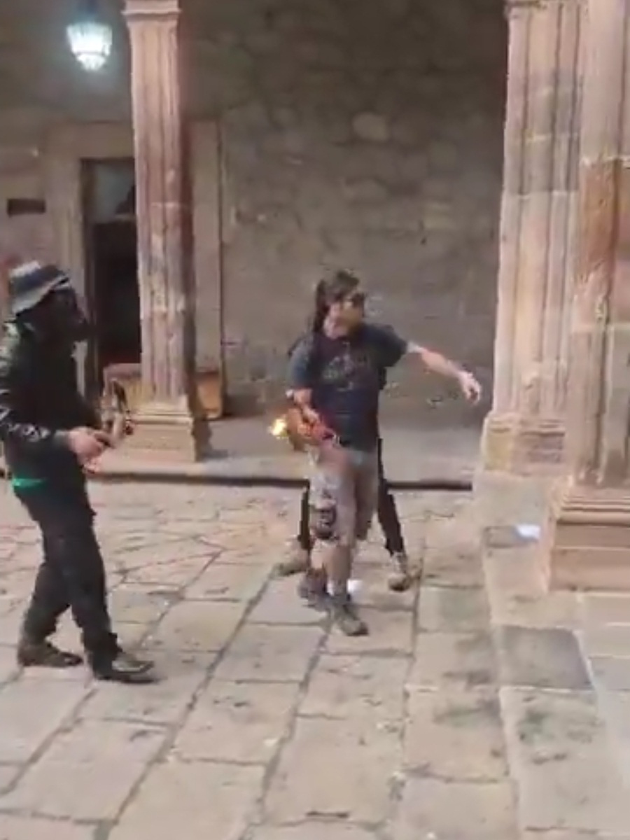 diario24horas's tweet image. 🔴 Manifestantes que protestaban en #Morelia por el crimen del alcalde del sombrero #irrumpieron en el #palacio de #Gobierno; buscaban linchar al gobernador Alfredo Ramírez Bedolla: “El Gobierno lo mató” y “Asesino”, en alusión al mandatario, fueron las consignas.