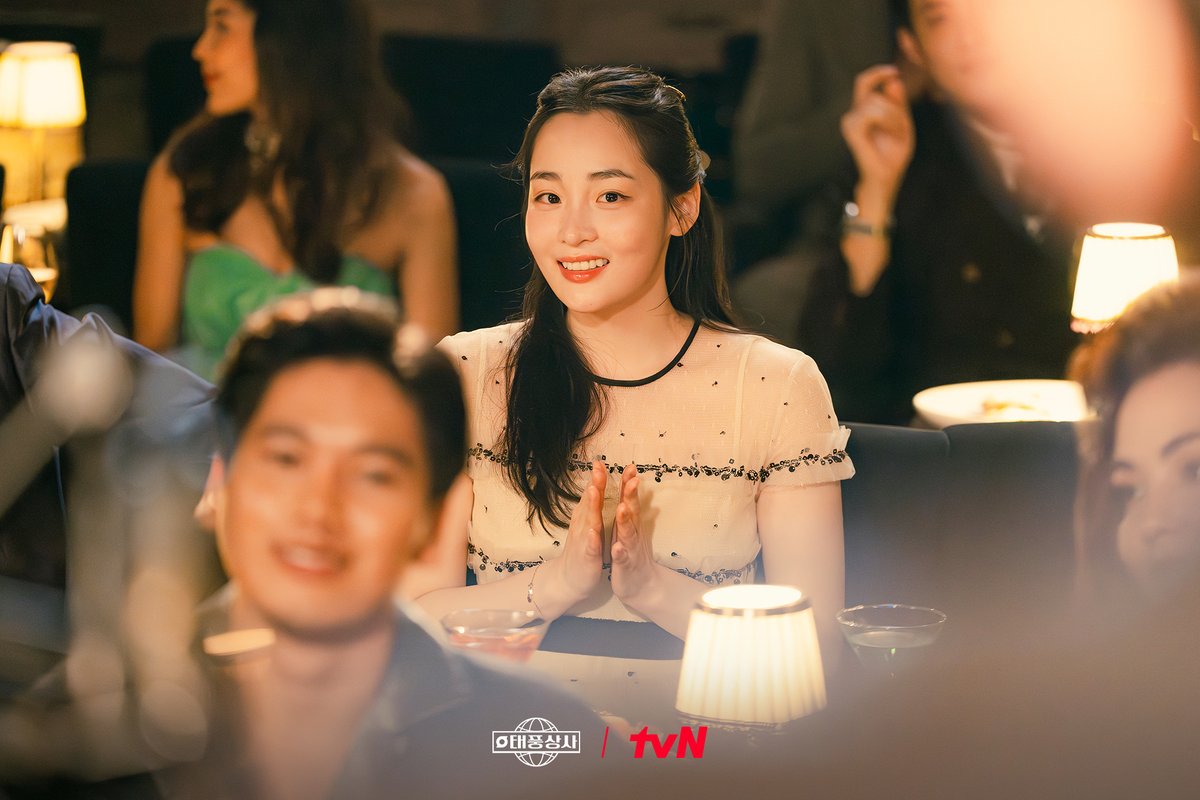 미선 앞, 달콤한 세레나데를 부르는 태풍🎙️💗
감미로운 노래로 태국 클럽마저 장악 완..!😳

[토일] 밤 9:10 방송ㅣtvN
#같이달려tvN #태풍상사 #Typhoonfamily