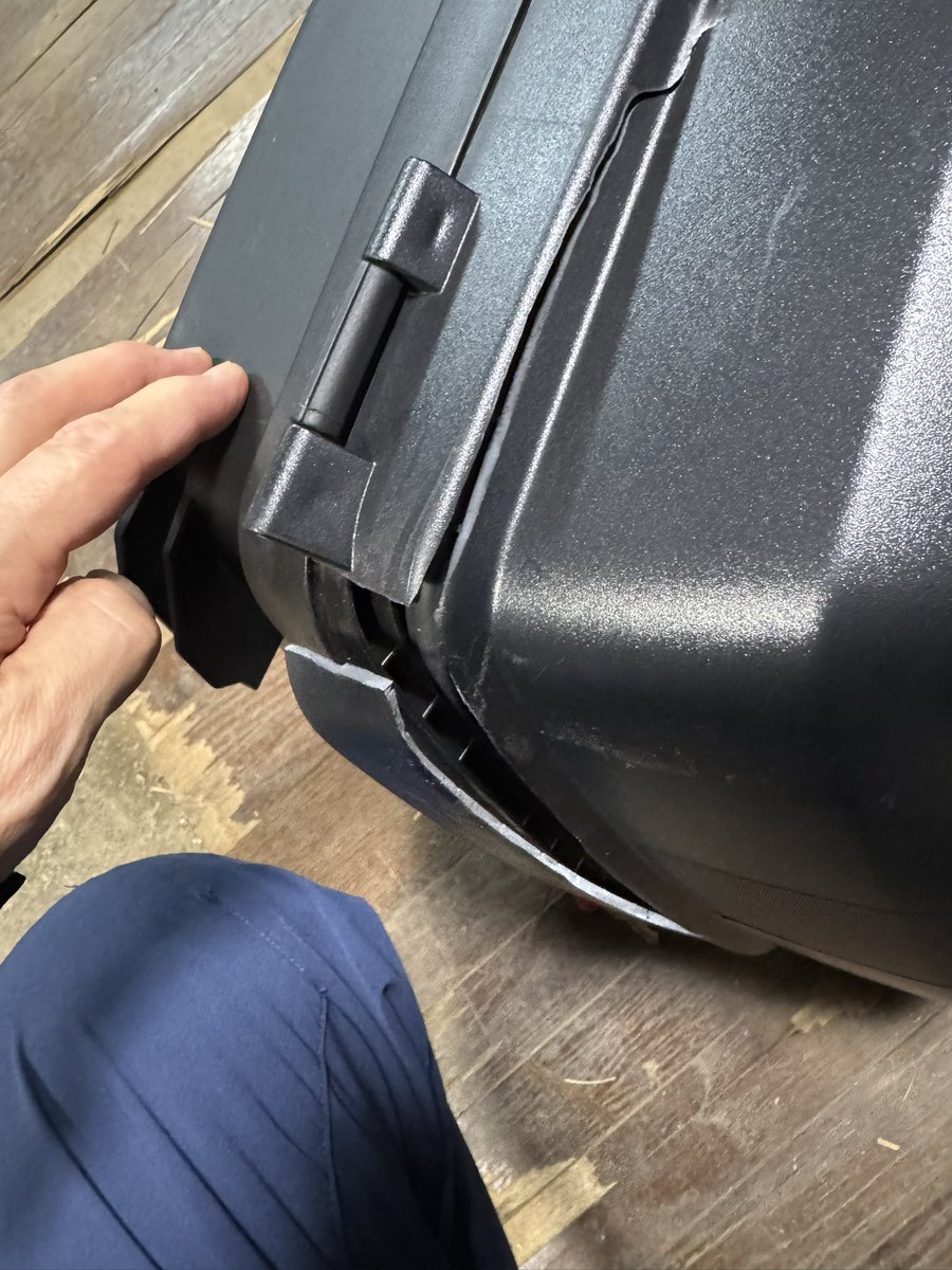 やってもうた…
直せそうかと思ったけど、こりゃ無理だ。しばらくパニアは無しだなぁ。