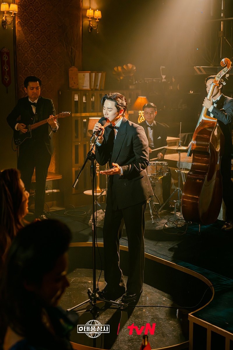 미선 앞, 달콤한 세레나데를 부르는 태풍🎙️💗
감미로운 노래로 태국 클럽마저 장악 완..!😳

[토일] 밤 9:10 방송ㅣtvN
#같이달려tvN #태풍상사 #Typhoonfamily