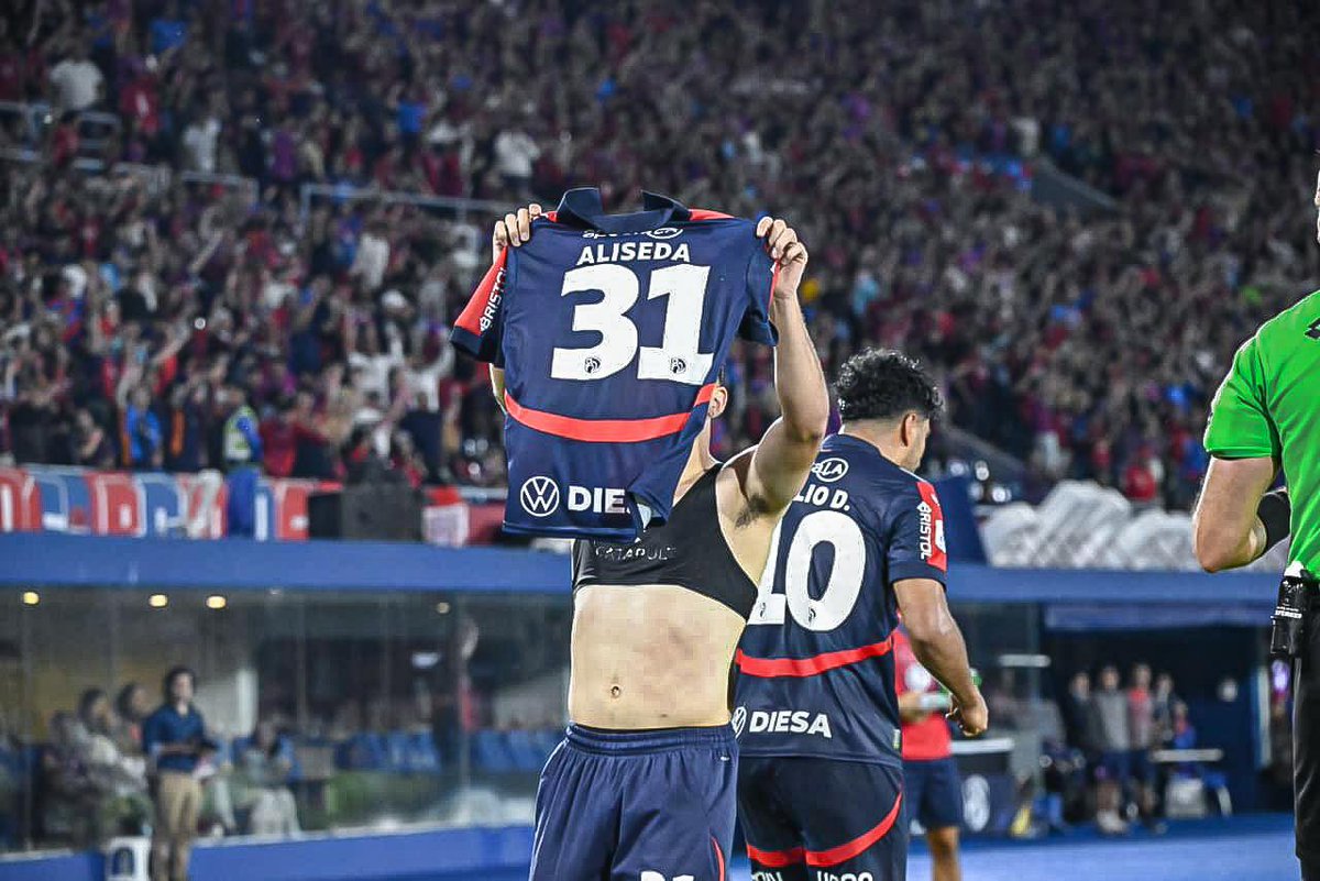 📣 GANÓ EL CICLÓN EN LA NUEVA OLLA 

Con gol de Ignacio Aliseda, #CerroPorteño triunfó 1-0 ante #Guaraní y alcanzó la punta del Torneo Clausura (39 puntos).

El Azulgrana depende de sí mismo para ser campeón.