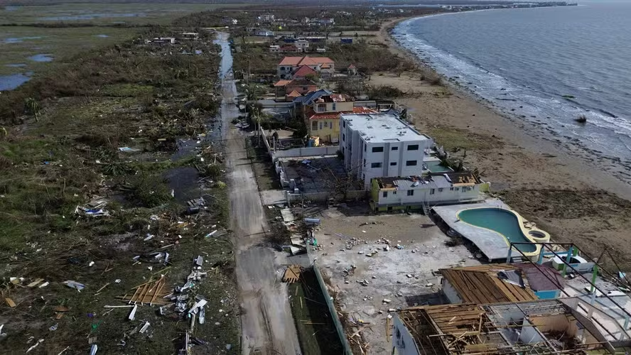 teaminajbrasil's tweet image. Nicki Minaj vai doar pacotes de mantimentos para as vítimas do furacão Melissa na Jamaica.