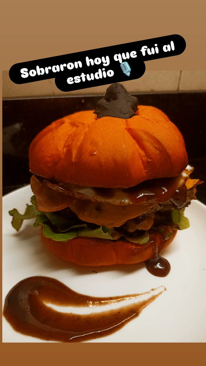 Sobraron hamburguesas de la reunión de halloween :3 hoy les antojó 🎃😏🥵