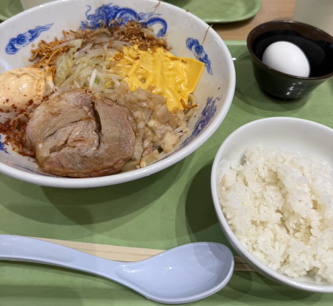 seknko's tweet photo. 最近はショッピングモールでも二郎系いただけるのですね。ジャンクガレッジあったので豚マシまぜそばいただきました。追い飯は必須♪
#ジャンクガレッジ https://t.co/vZw9NXNMeQ