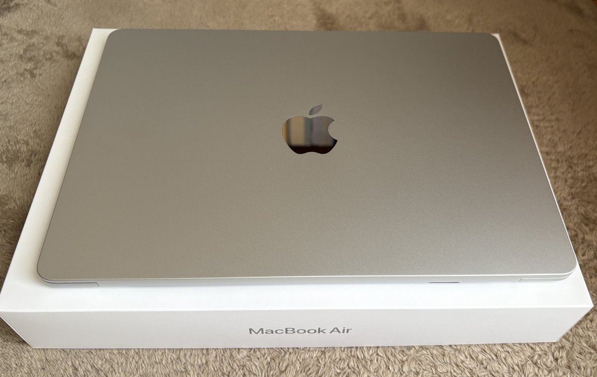 amondule_st's tweet photo. MacBookAirが家に来ました！
自分のじゃないけど…😢 https://t.co/Y1tRGk1KA6