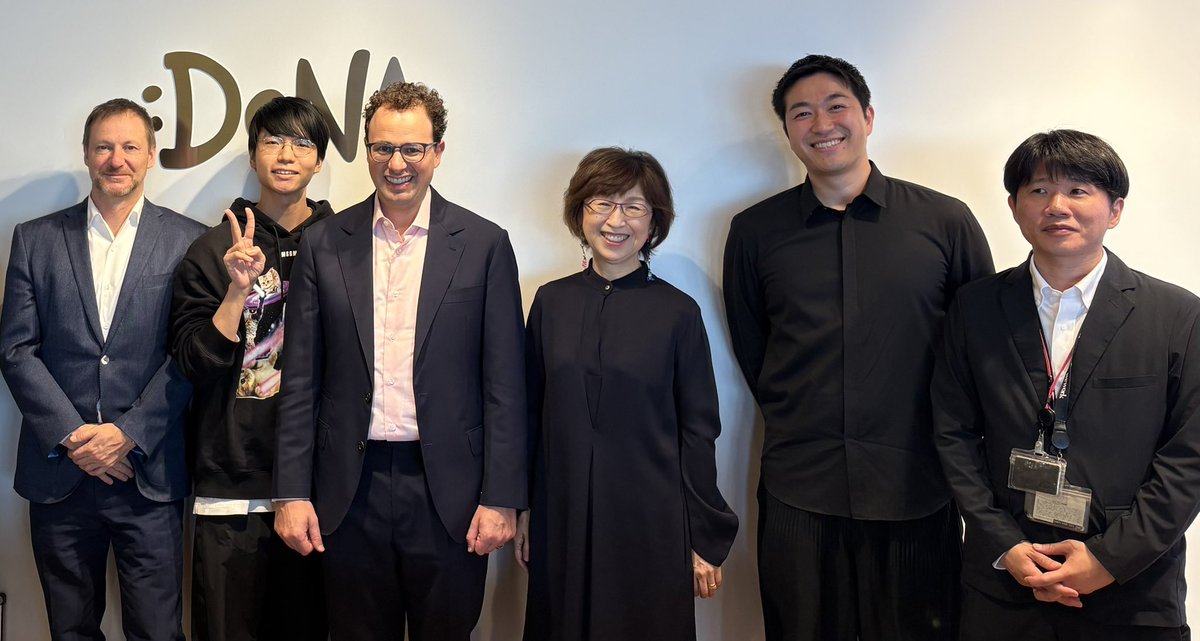 先週の写真。ごっついSP達を連れてAnthropicのDarioがDeNAに遊びに来ました。5年前を思い出してよ。生活がこんなに激変して、ぶっちゃけどう？と尋ねたら、うーん、人生はしかしめちゃくちゃ面白くなったよ、と。