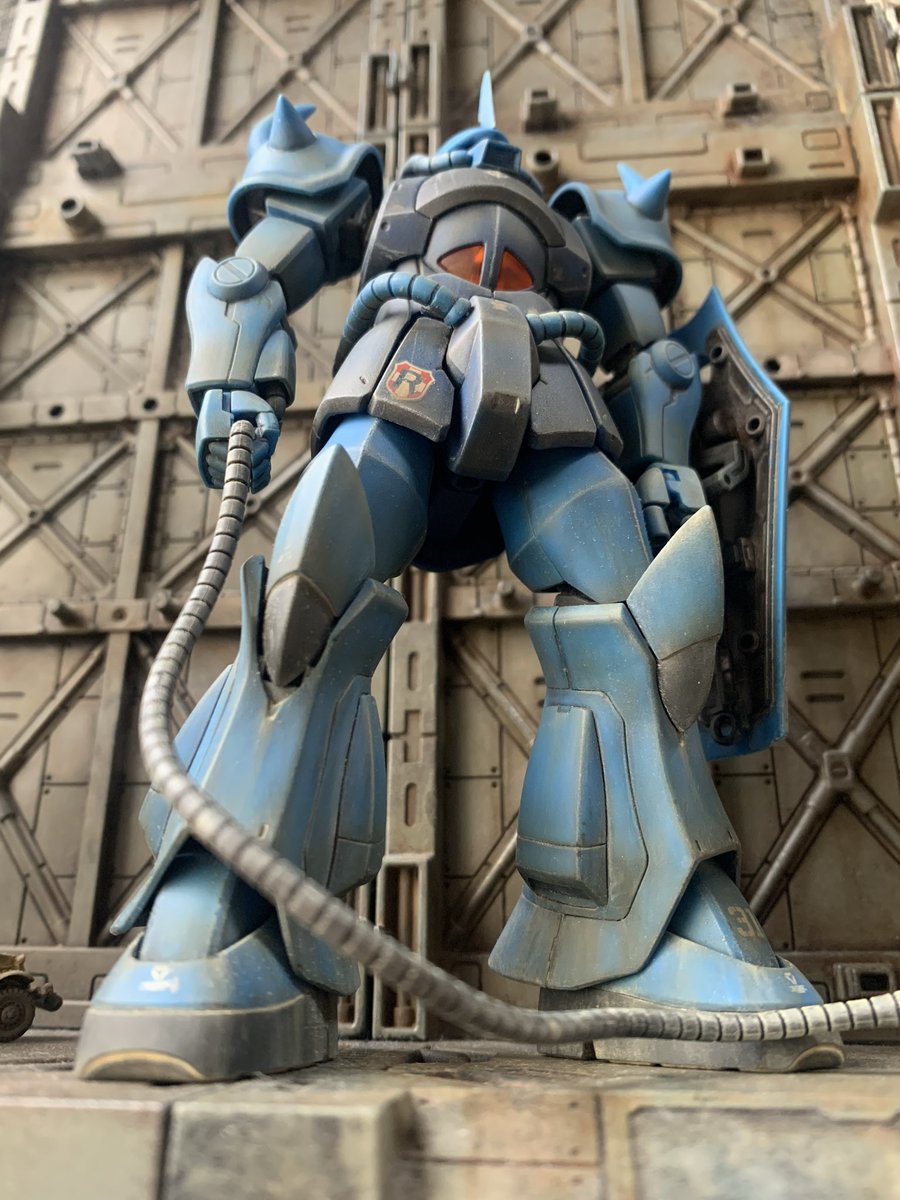 おはようございます☀
格納庫でMSを見上げるシリーズ