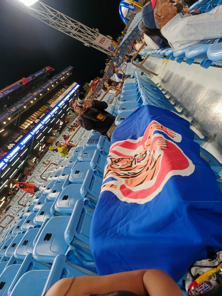 Desde Maracay apoyando a los Tigres de Aragua y ligando desde las tribunas. Venevision transmitiendo el juego del próximo Campeón #AtrapaLaEmocion