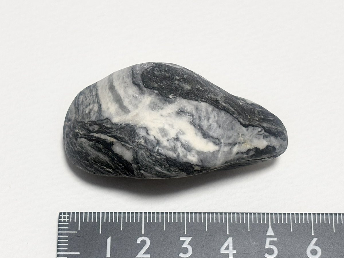 hamanasu_h's tweet image. 2025年10月4日採取
ヒスイ輝石岩(FMM鑑定済)
親不知海岸
52.3g

形や滑らかさが立派な黒ヒスイとお墨付きをいただきました👏