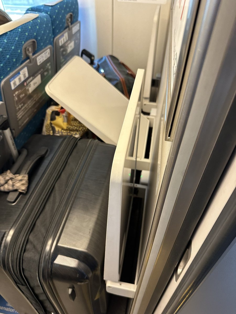 bozu_108's tweet photo. 新幹線のこれを改善してくれ！選手権

入賞
特大荷物スペースに予約してないやつが荷物置けないように徹底して欲しい https://t.co/1UMOwpBhJR