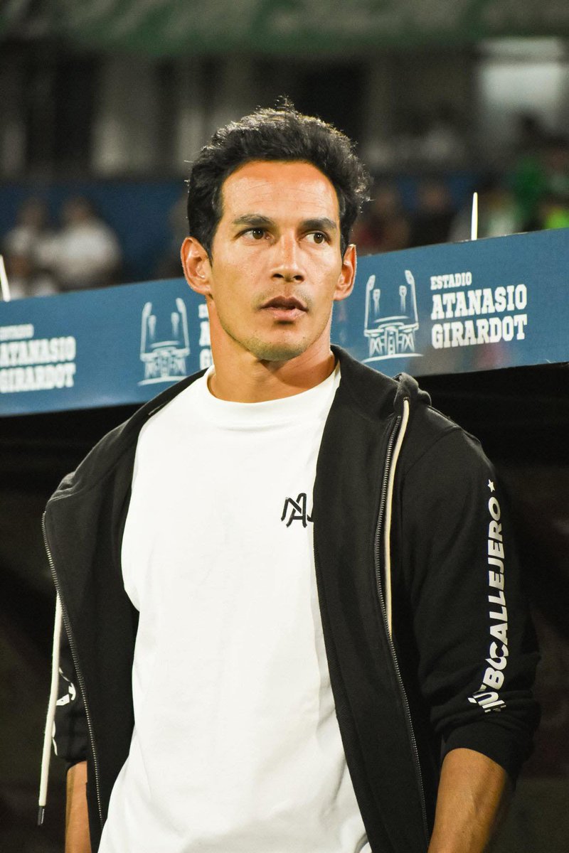 El primer DT en la historia de los torneos cortos en ganarle a Medellín, Millonarios, América y Cali en el mismo semestre: 

Diego Alejandro Arias.