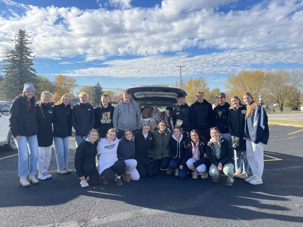 RyanRadke316's tweet image. And some more FCCLA kids collecting canned goods for the Byron Food Pantry. What a great group of kids!
#PeopleHelpingPeople #ByronBears @ByronBears