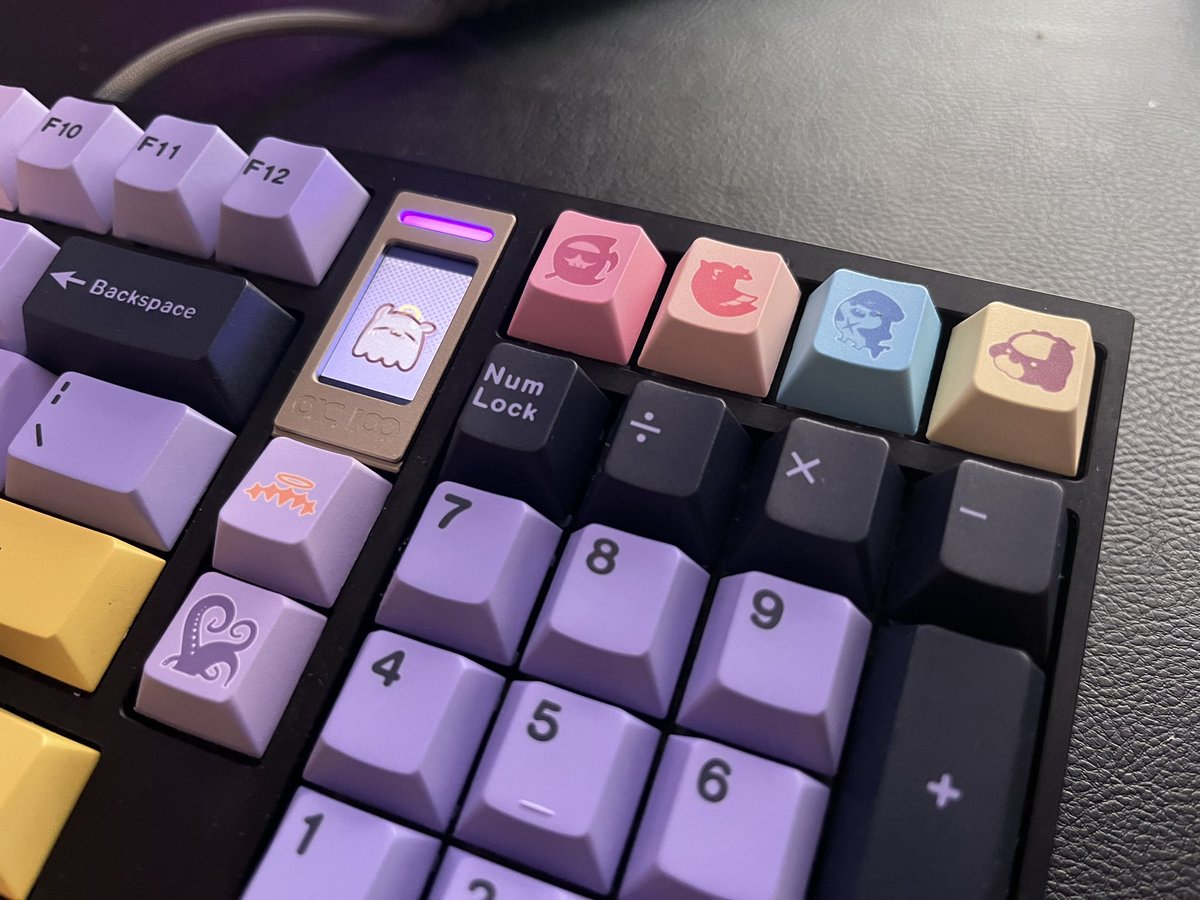 Cleaned up the keyboard and installed the HoloEN keycaps i got at ホロクル