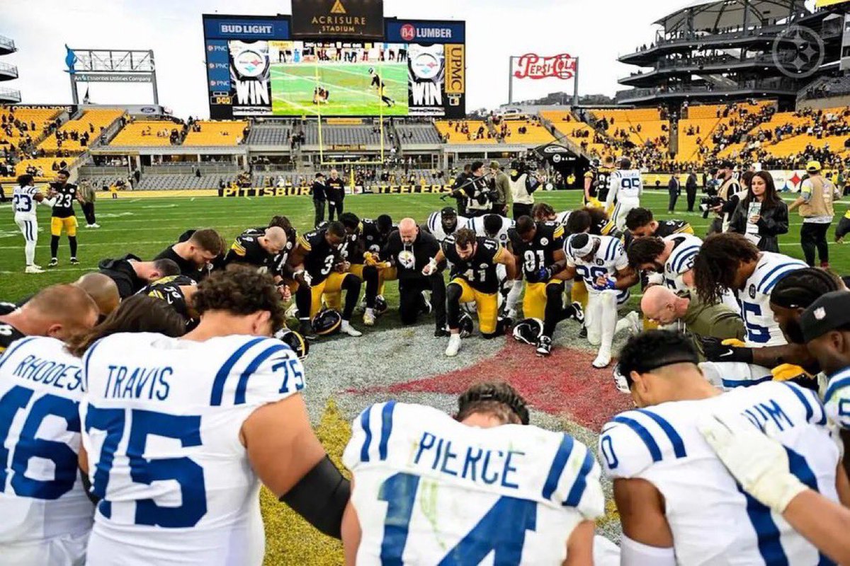MLFootball's tweet image. POWEFUL: Over 30 #Colts and #Steelers players gathered together on the field after the game got down on a knee and PRAYED TO GOD.

🙏🙏🙏

Throughout the league, many players do this after each game, thanking God for everything they have in their lives.

Beautiful every time.