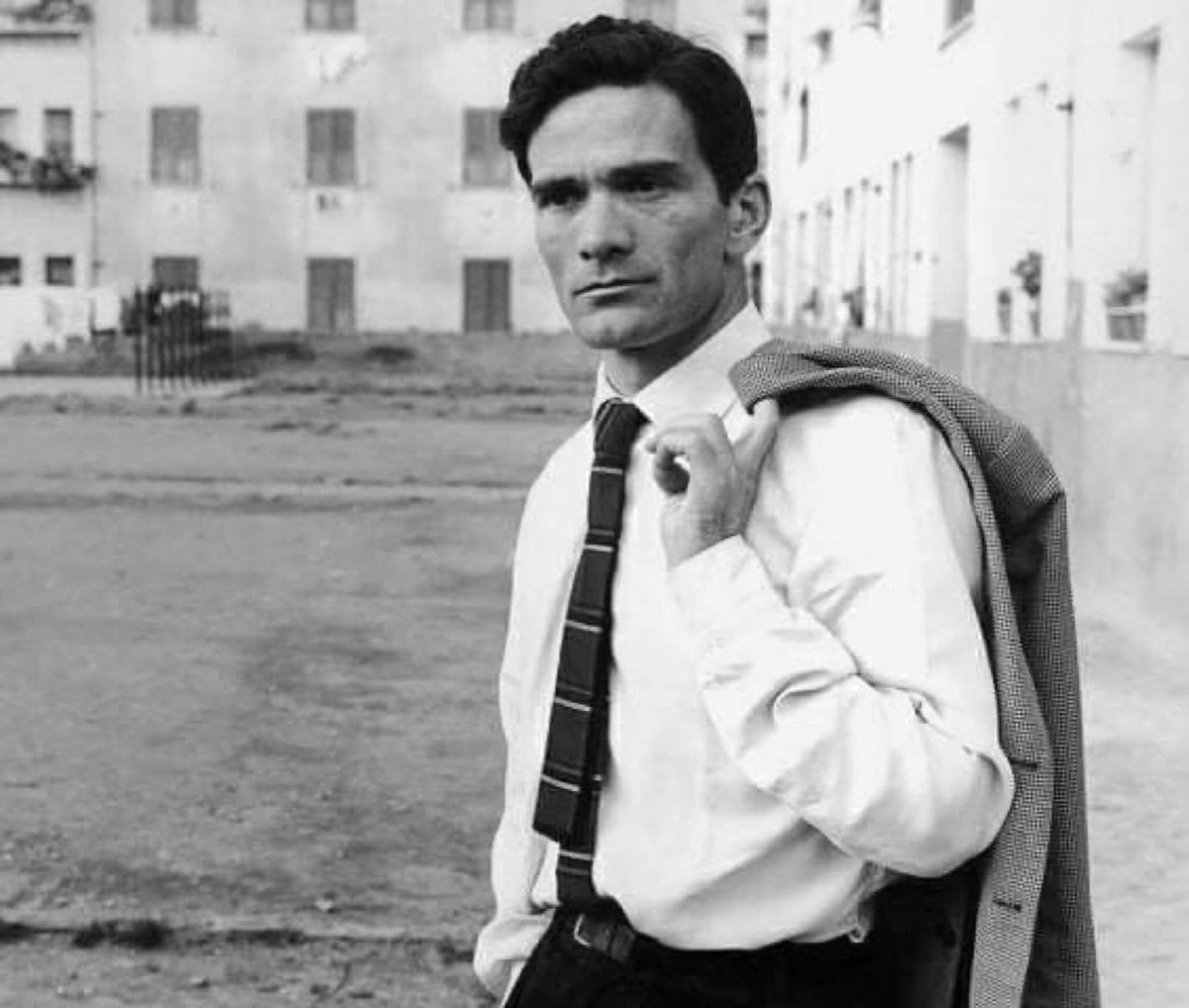 „Ich hielt die Erde für die Mitte der Welt und die Poesie für die Mitte der Erde.“

Pier Paolo Pasolini
Ermordet 2. November 1975