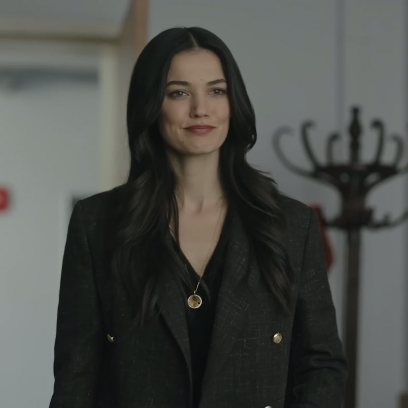 ‘un’altra cosa, non si ambienti troppo procuratore. presto ilgaz ritornerà in questo ufficio e riappenderà quel quadro al suo posto’

madrato di nuovo come solo lei sa fare #segretidifamiglia