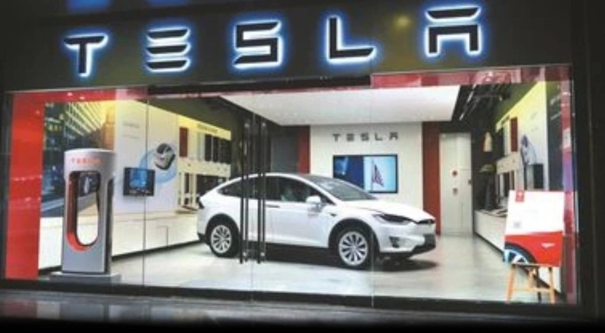 🚘 Tesla EV के भविष्य को नई दिशा और नया आयाम देने आ गई है ।

15 जुलाई 2025 — दुनिया की मशहूर EV कंपनी Tesla ने आखिरकार भारत में अपना पहला शोरूम मुंबई के BKC स्थित Maker Maxity Mall में खोल दिया ।

शुरुआती मॉडल – Tesla Model Y
 कीमत – ₹60–70 लाख
 स्टेटस – Imported Units (अभी लोकल