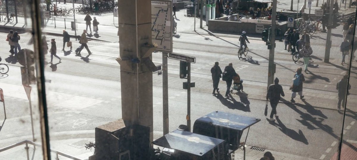 kSukevics's tweet image. Vācijā nerimstās kaislības par kanclera Merz izteikto saistībā ar situāciju/ainu pilsētās, proti, ka pilsētās (migrantu dēļ) vairs nav droši. 
Skaitļi no tādas metropoles kā Frankfurte (un citām) to ļoti laba uzrāda. Frankfurtes centrā 75.1% no visiem noziegumiem veic…