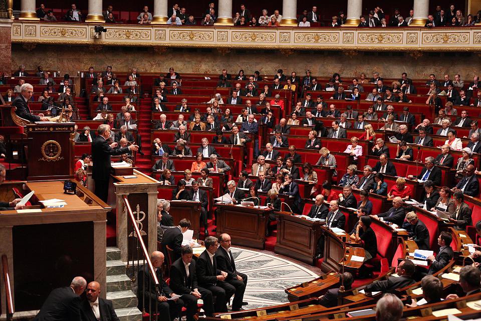 🚨 L’Assemblée Nationale a donc adopté la transformation de l’IFI en “impôt sur la fortune improductive”, au taux unique de 1% dès 1,3 M€ de patrimoine net taxable.

🤔 Ce n’est pas anodin. C’est un virage idéologique majeur et inquiétant : le gouvernement assume l’idée qu’il
