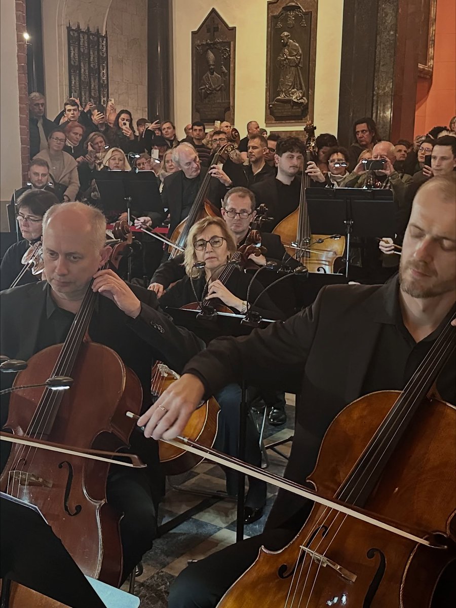 .<a href="/AbpGalbas/">Abp Adrian Galbas</a> przewodniczył w Dzień Zaduszny procesji żałobnej do krypt Archikatedry Warszawskiej, a po niej Mszy Świętej, podczas której wybrzmiało "Requiem" Mozarta w wykonaniu Chóru i Orkiestry Polskiej Opery Królewskiej. 
archwwa.pl/aktualnosci/ab…