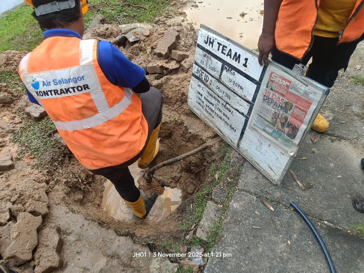 Water pipe burst in front of Uncle Don’s, Kepong.

Clean water leaking for days. Wasting resources &amp; making the road slippery, risky for pedestrians.

I’ve contacted the authorities for urgent repair.
See any issues in your area? Message my team — let’s keep Kepong safe &amp; clean.