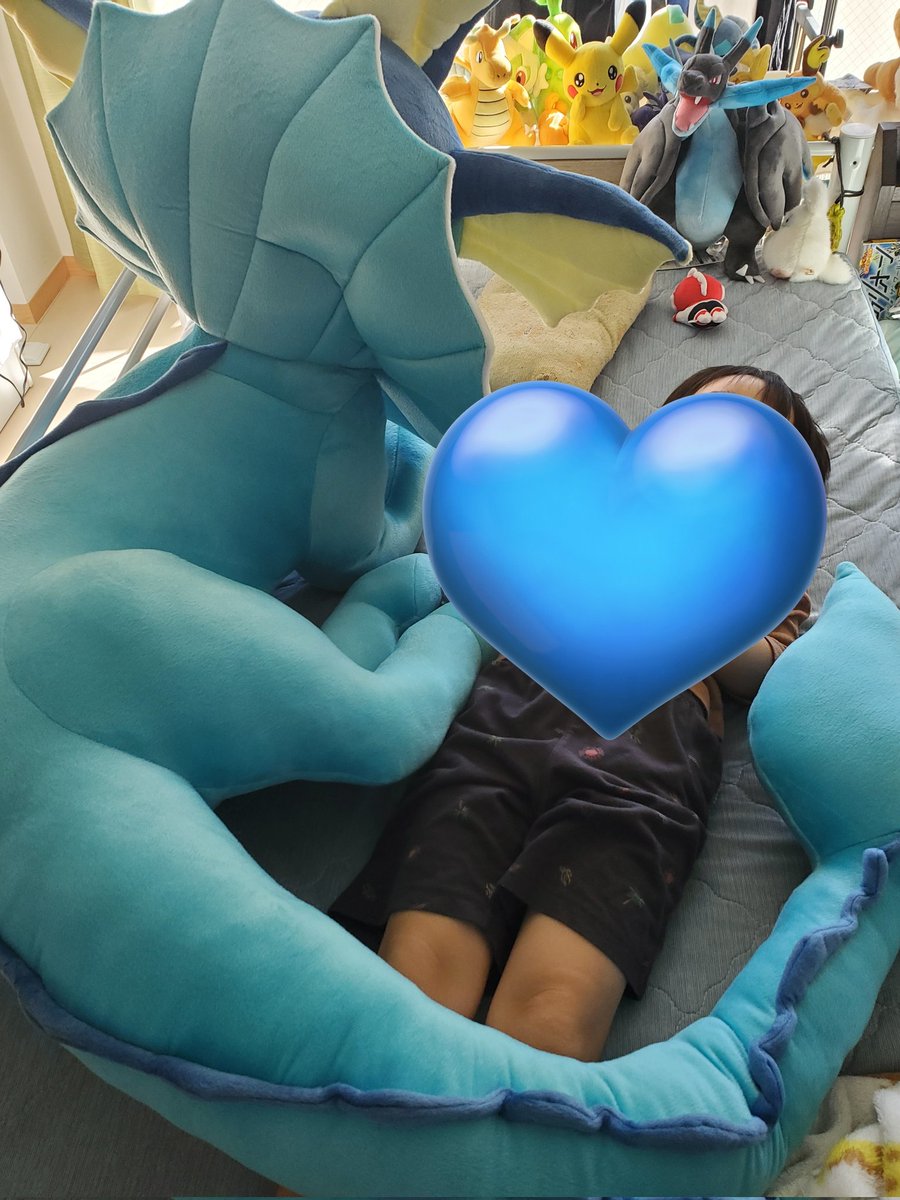 等身大シャワーズのレビュー💙

公式写真の印象のまま！
頭の上部分は折れ曲がって届きますが、反対側にくせをつけてあげれば問題なし！
しっぽのラインが美しい！

でかいのでベッド半分もってかれる笑
110cmの息子と寝るといいサイズ…

リプ欄に続きます。

#Pokemon