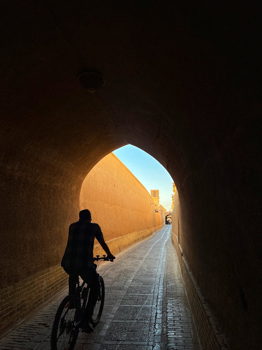 صُبح از کوچه‌های تاریخی یزد آغاز می‌شود؛
آرام، اصیل و سرشار از زندگی 
عکس: بهارک روشن بخش 
 #بافت_تاریخی #ایران_ببین #یزد_جهانی