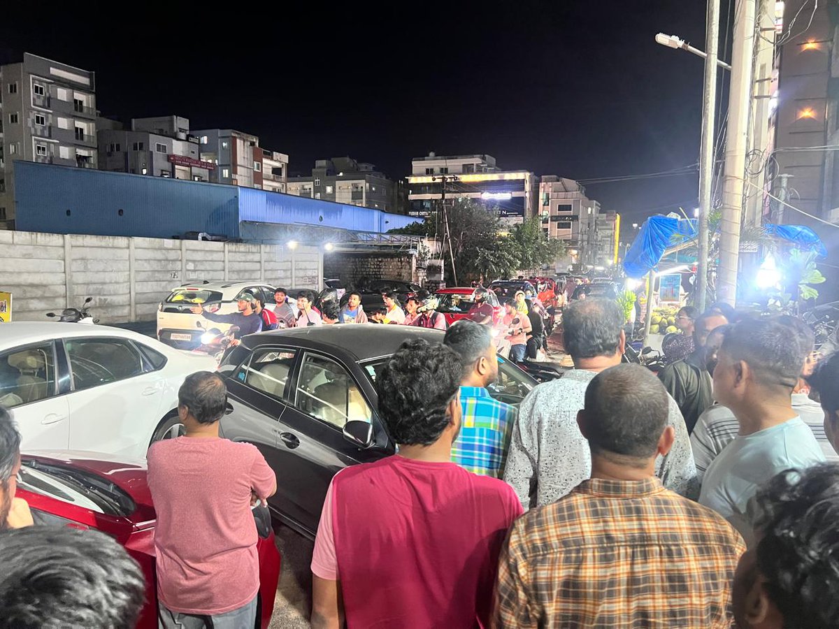 PhaniParimi5555's tweet photo. Respected @TelanganaCMO @TelanganaDGP @CommissionrGHMC @CYBTRAFFIC @cyberabadpolice 
Residents of Raja Rajeshwari Nagar,60ft Road,Kondapur. bring to your kind notice the growing traffic congestion and public nuisance in our locality.
Can you please find attachments and support 🙏 https://t.co/dpECjaUaYn