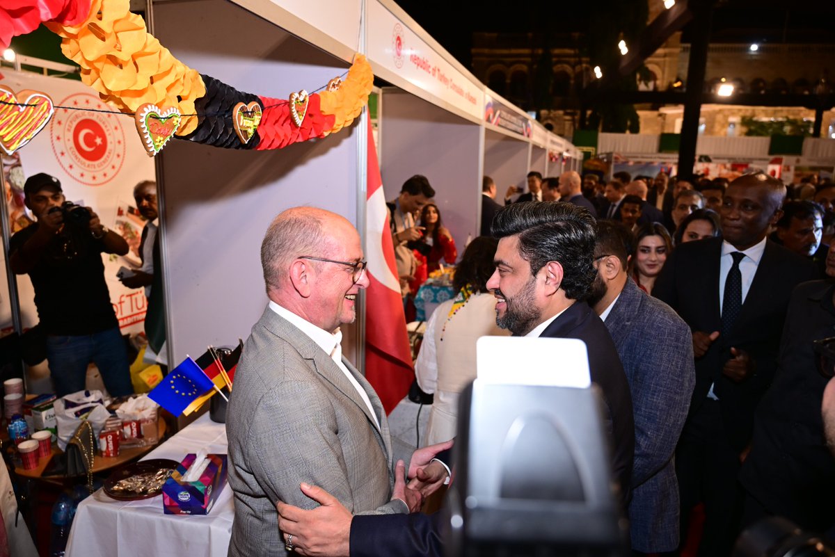 GermanyinKHI's tweet image. 🌎 Celebrating cultural exchange &amp;amp; sustainability! 🤝 German Consulate Karachi had an amazing time at #DiplomaticBazaar &quot;Global Palate – Pakistani Soul&quot;! 🇩🇪🇵🇰 Fresh breads, cakes &amp;amp; coffee ☕️🍰️ &amp;amp; plant seedlings 🌱for sustainability. Thanks to all who joined!💚 #CulturalExchange