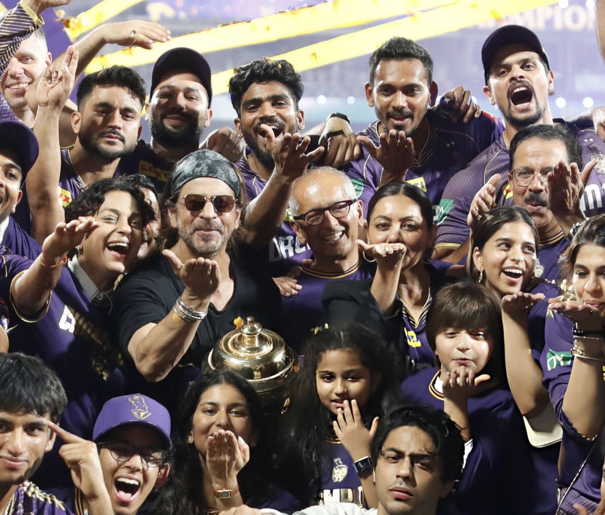 iam_juhi's tweet image. A 1,000 trees for my friend, co-star, partner, with whom I have laughed, cried, celebrated SO much!!!!!! God Bless him 🌟🙏🏻 @iamsrk Haapppyyy Birrthdaayyy Shah Rukh!!!!!!!! 🥳🥳🥳🥳🥳🥳⭐️⭐️⭐️⭐️⭐️⭐️⭐️⭐️🙏🙏🙏🙏🙏🙏🙏🙏😇😇😇😇😇😇😇😇💕💕💕💕💕💕💕💕