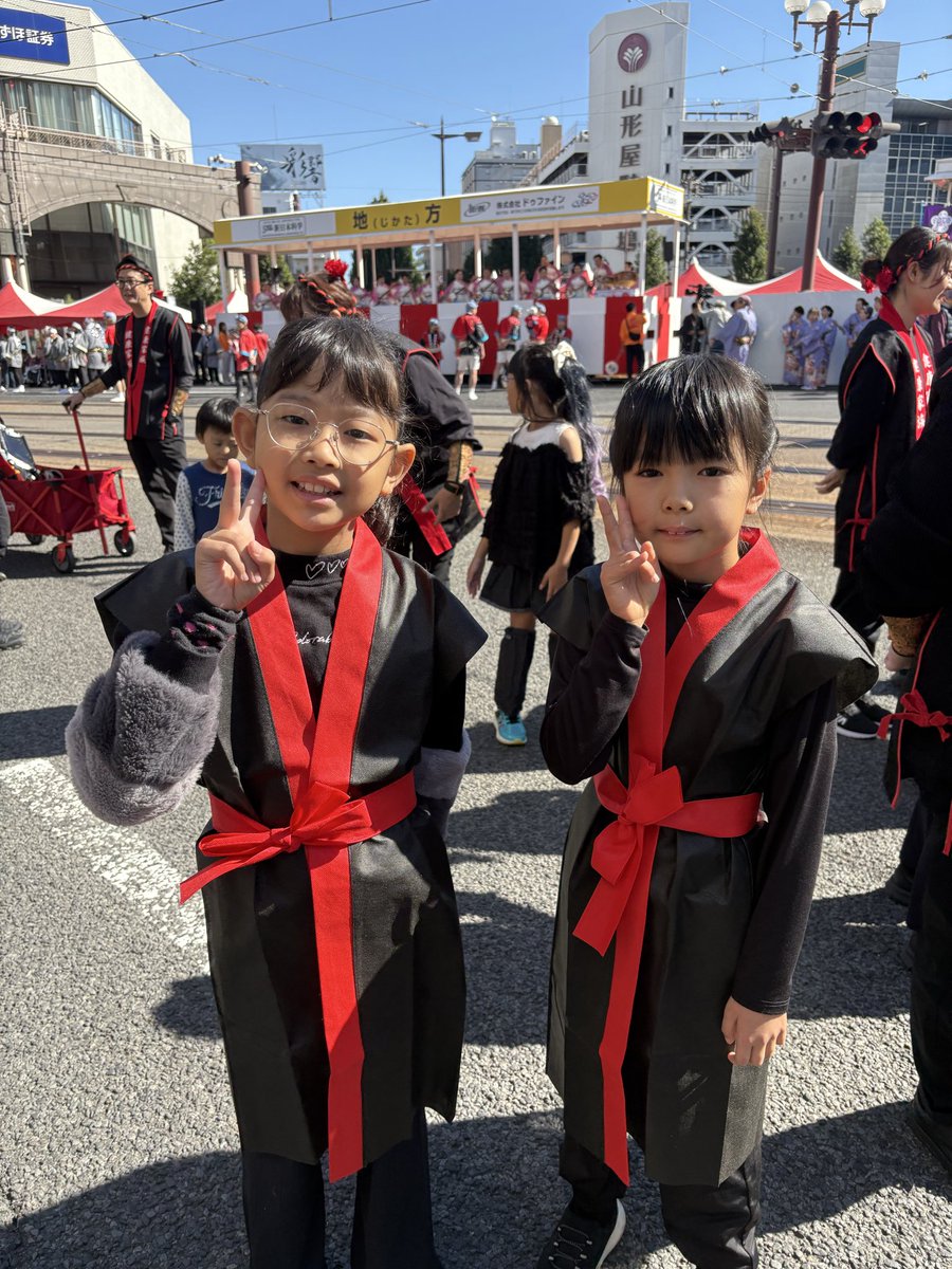 kenkokazoku02's tweet image. 鹿児島最大級のおまつり「おはら祭り」に健康家族も参加！🌸

およそ100人の踊り連で、地元の祭りを彩ったニン！！
スタッフの子どもたちも参加して、まさに健康家族🥺✨

おう助は「玉ねぎ？」って言われてた笑

#おはら祭り
#健康家族
#玉ねぎちゃうよ