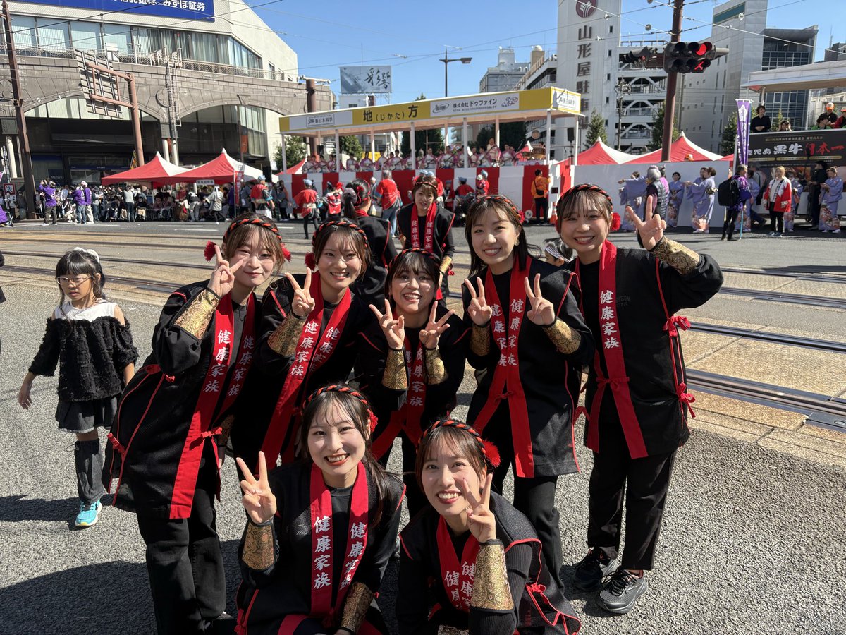 kenkokazoku02's tweet image. 鹿児島最大級のおまつり「おはら祭り」に健康家族も参加！🌸

およそ100人の踊り連で、地元の祭りを彩ったニン！！
スタッフの子どもたちも参加して、まさに健康家族🥺✨

おう助は「玉ねぎ？」って言われてた笑

#おはら祭り
#健康家族
#玉ねぎちゃうよ