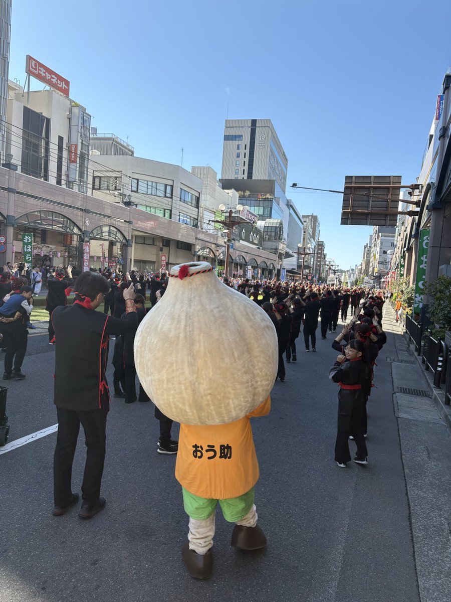 kenkokazoku02's tweet image. 鹿児島最大級のおまつり「おはら祭り」に健康家族も参加！🌸

およそ100人の踊り連で、地元の祭りを彩ったニン！！
スタッフの子どもたちも参加して、まさに健康家族🥺✨

おう助は「玉ねぎ？」って言われてた笑

#おはら祭り
#健康家族
#玉ねぎちゃうよ