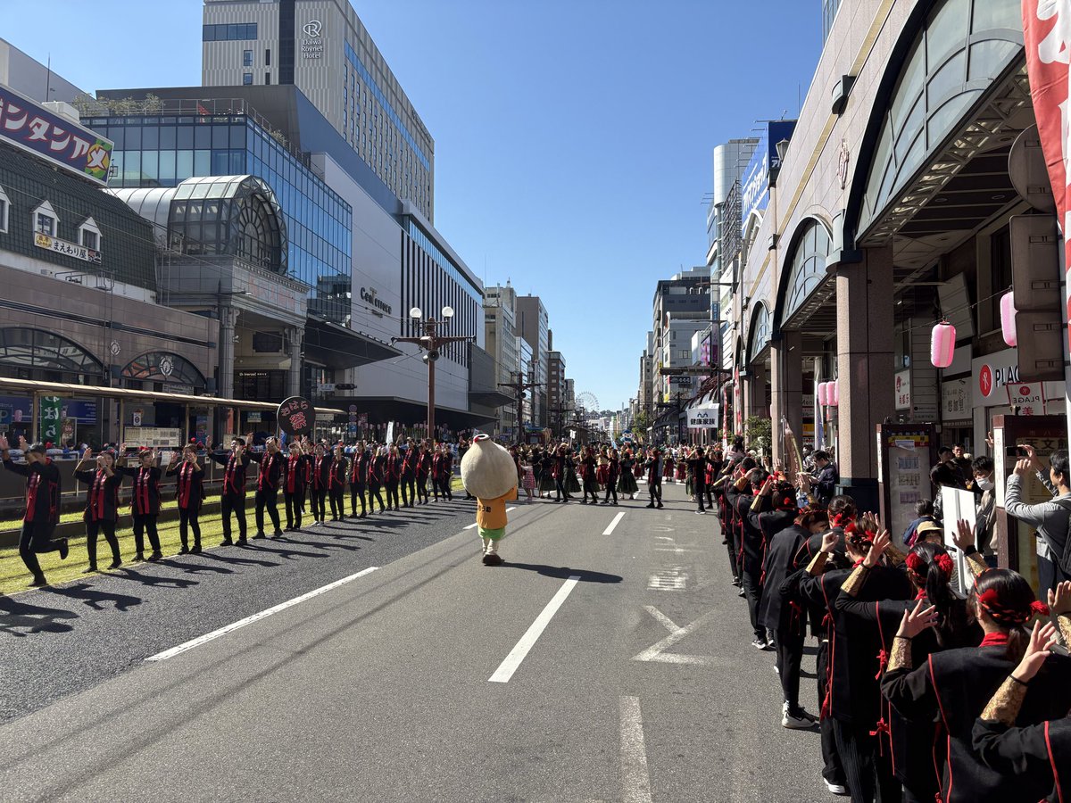 kenkokazoku02's tweet image. 鹿児島最大級のおまつり「おはら祭り」に健康家族も参加！🌸

およそ100人の踊り連で、地元の祭りを彩ったニン！！
スタッフの子どもたちも参加して、まさに健康家族🥺✨

おう助は「玉ねぎ？」って言われてた笑

#おはら祭り
#健康家族
#玉ねぎちゃうよ