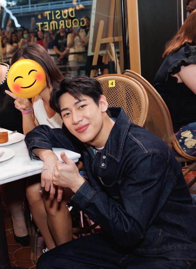 เอ็นดูท่านั่งถ่ายรูปกับฟค น่ารักมากอ่าา💕 #BamBamFanSignCafeEVENT