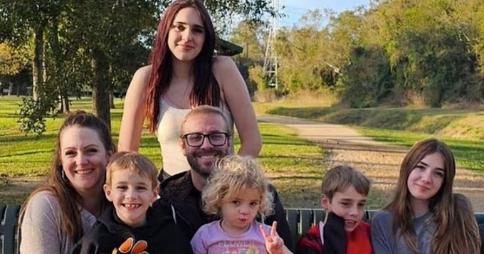 Boys, 10 and 8, dead after horror crash involving police car rips family apart https://www.mirror.co.uk/news/us-news/boys-10-8-dead-after-36178423