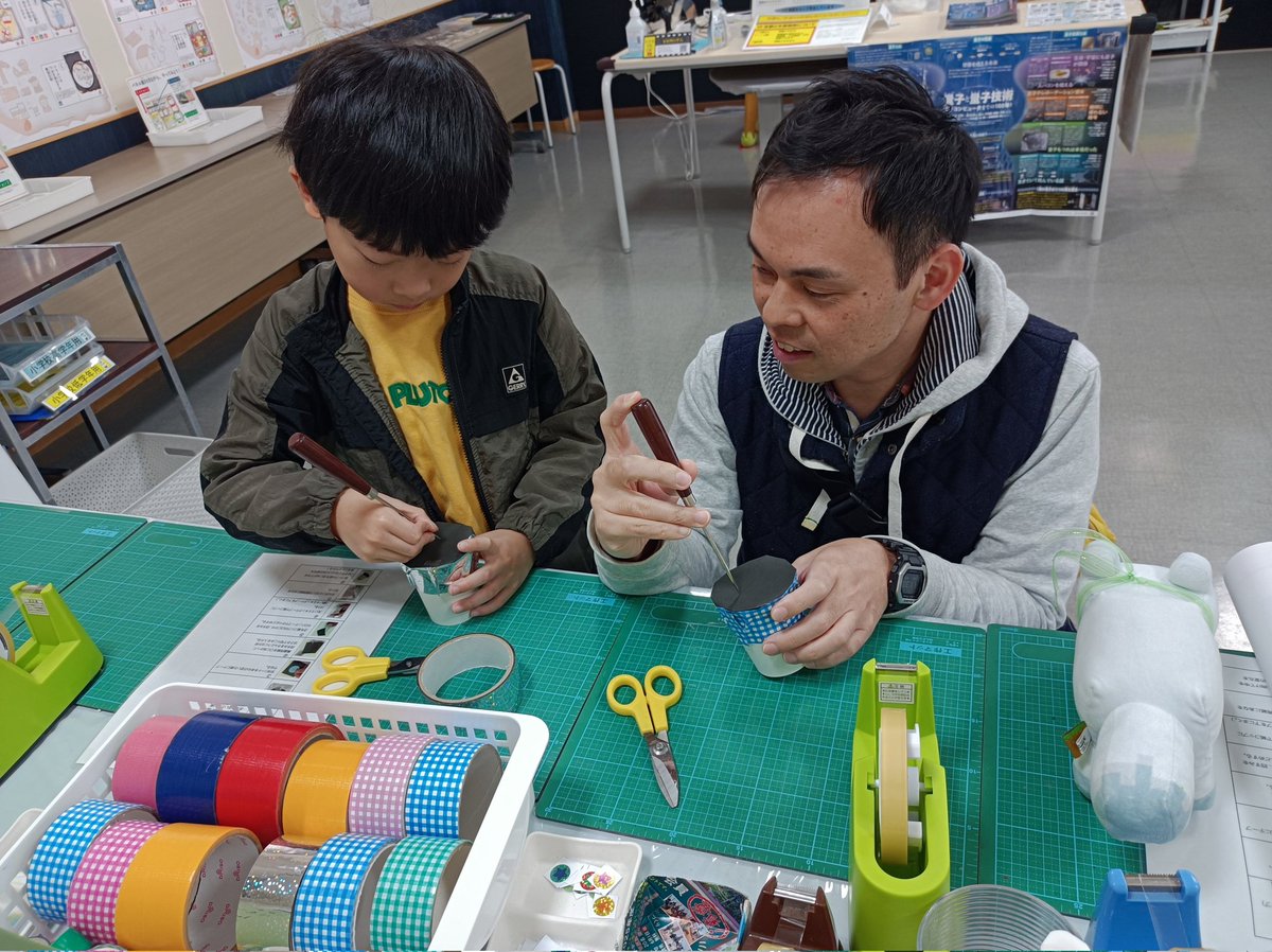 「分光器」作ってみませんか？
白い光が、虹色みたいに見えますよ😃🌈🌈🌈
「キレイ!」「すごい！」と好評です😊

　　（11月の土日祝日に作れます）

#徳島県  #那賀町　#川口ダム自然エネルギーミュージアム  #分光器