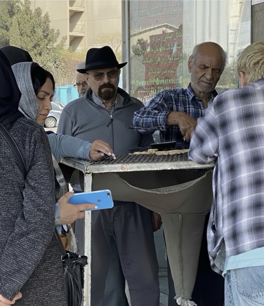 آقااااااااا والتر وایت در صف نونوایی مشاهده شده
😂😂😂😂😂😂😂
#BreakingBad