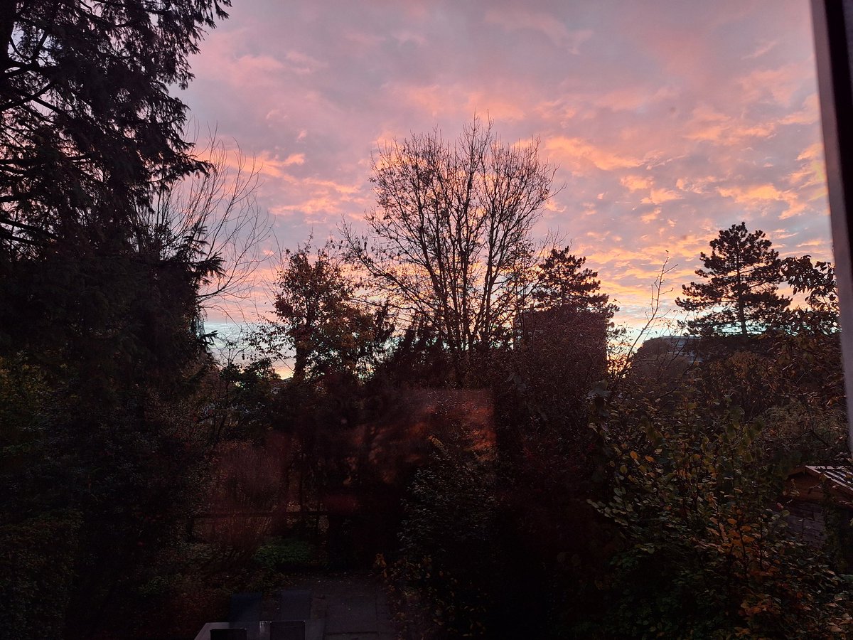 "Het daghet in het Oosten
Het ligtet overal"