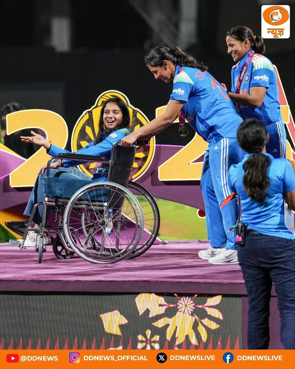 DDNewslive's tweet image. A MOMENT OF TEAM SPIRIT
The True Heart of Champions 

Smriti Mandhana brings injured teammate Pratika Rawal onto the stage in a wheelchair to receive her winner&apos;s medal at the World Cup presentation ceremony.

This gesture embodies the unity and grit of the Indian side. Beyond…