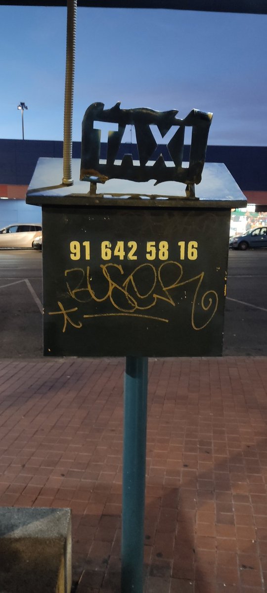 Parada Taxis en Alcorcón 
Central. 
Aún sigue existiendo esta caja metálica donde dentro, un teléfono hace las veces de centralita. Algo curioso 
916425816 Taxis Alcorcon Central