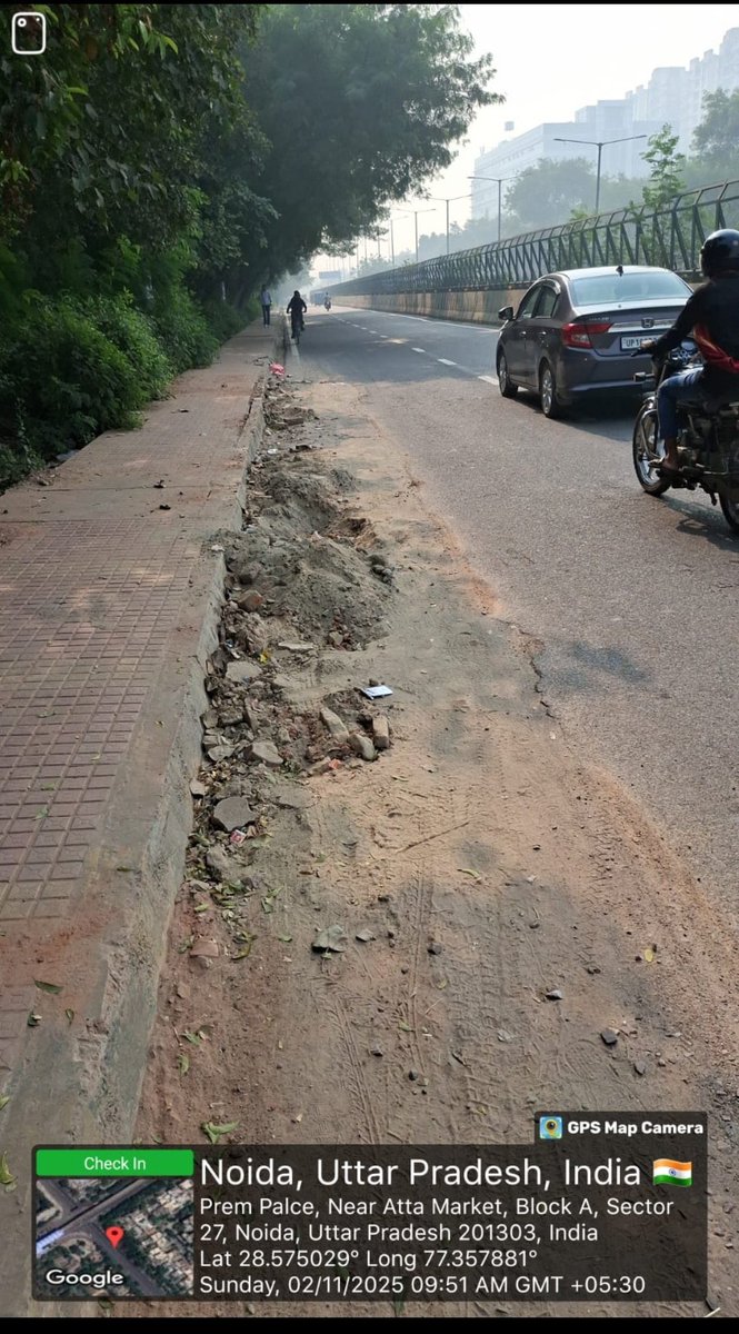 YTKDIndia's tweet image. Roadside dust is one of the biggest contributors to Air Pollution, yet our municipalities do nothing about it. 

Cleaning the dust, adding plants &amp;amp; marking proper lanes can instantly make our cities look like those in 1st world.

Reality                                 Potential