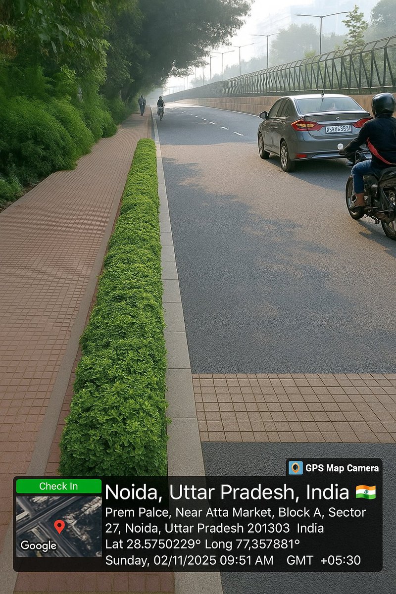 YTKDIndia's tweet image. Roadside dust is one of the biggest contributors to Air Pollution, yet our municipalities do nothing about it. 

Cleaning the dust, adding plants &amp;amp; marking proper lanes can instantly make our cities look like those in 1st world.

Reality                                 Potential