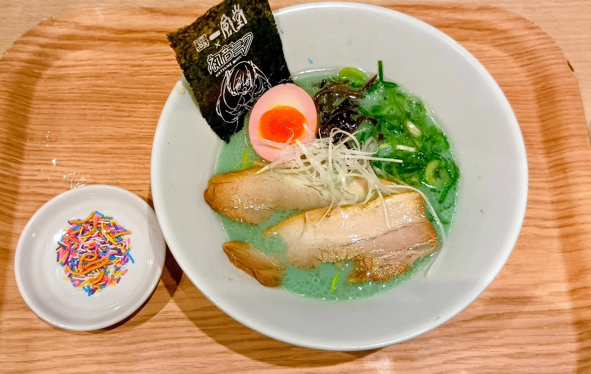 限定メニューに負けてしまった（笑）
あっさり豚骨で美味かったです👍️
トッピングで味変しますね✋️
ついついスープまで完食😋