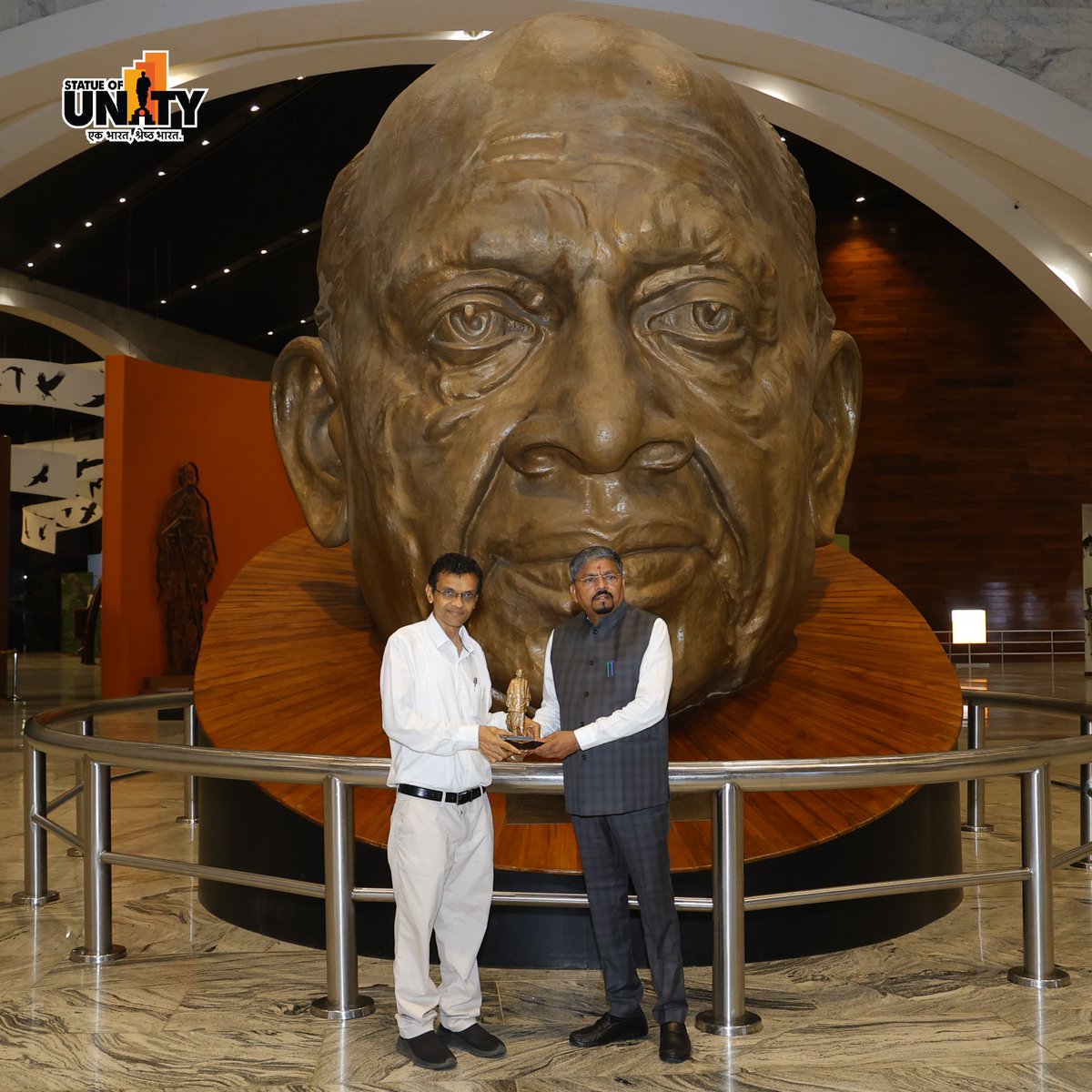 souindia's tweet image. Gujarat Cabinet Minister @NareshPatelBJP Patel visited the Statue of Unity and participated in the vibrant “Ekta Prakash Parv,” celebrating unity and cultural harmony. #EktaPrakashParv #StatueOfUnity #EktaNagar #150YearsOfSardarPatel