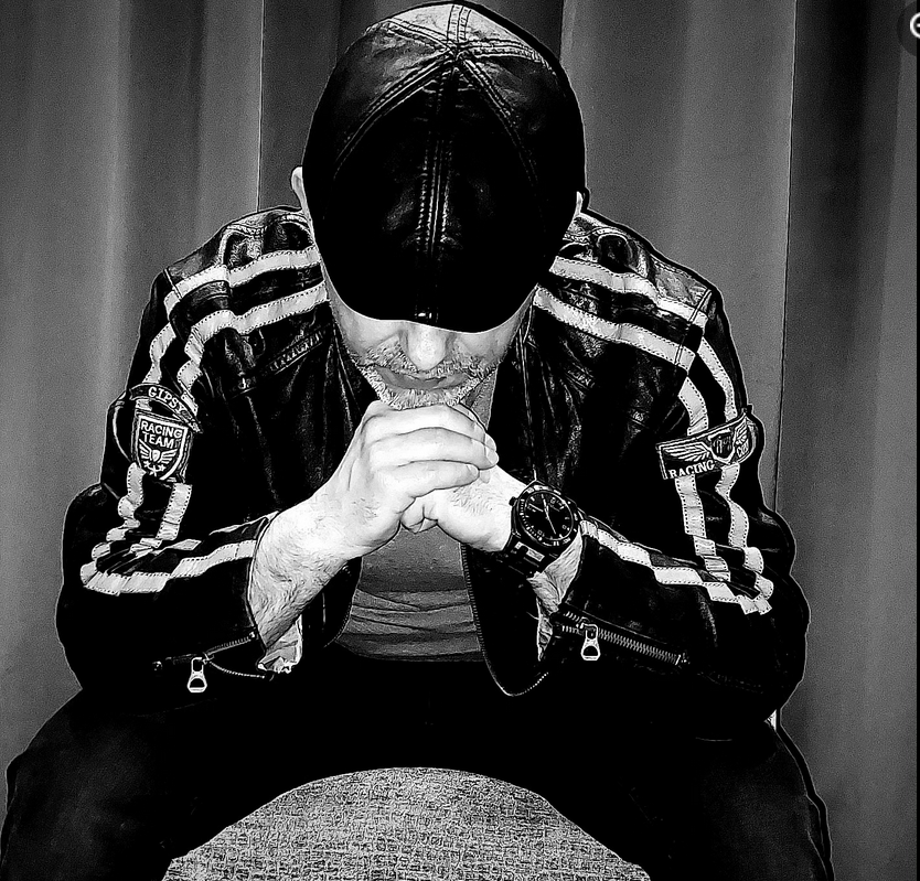 "Idzie wojna, a Unia chrapie na aksamitnej poduszce własnych złudzeń”
Idzie wojna, a Europa dalej siedzi swoim utuczonym i rozleniwionym tyłkiem na swojej aksamitnej poduszce, śniąc o tolerancji i segregacji śmieci. Zamiast się jednoczyć, dalej dyskutuje, czy armia ma mieć logo z