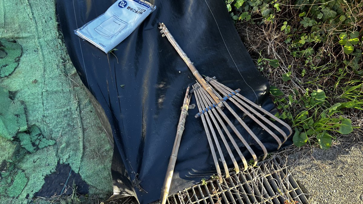 j__base's tweet image. 七日連勤後の休日。。。。。
洗車機の後、はかまいり。。。。。

で、帰宅後伸び放題の草刈り。。。。。
熊手は使い物になら無くなりました。。。。。

其れにしても、バイク日和だな。。。。。

来週こそは。。。。。